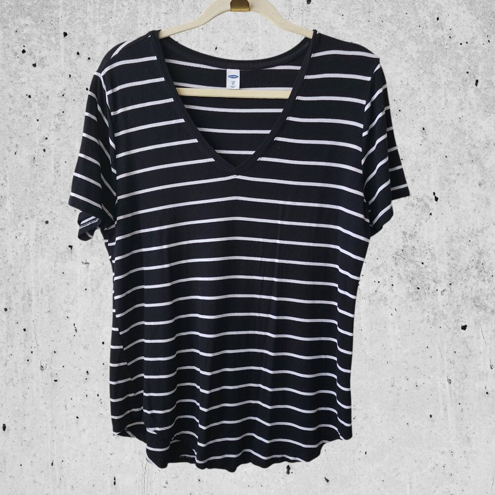 Black and White Striped V-Neck T Shirt Size M